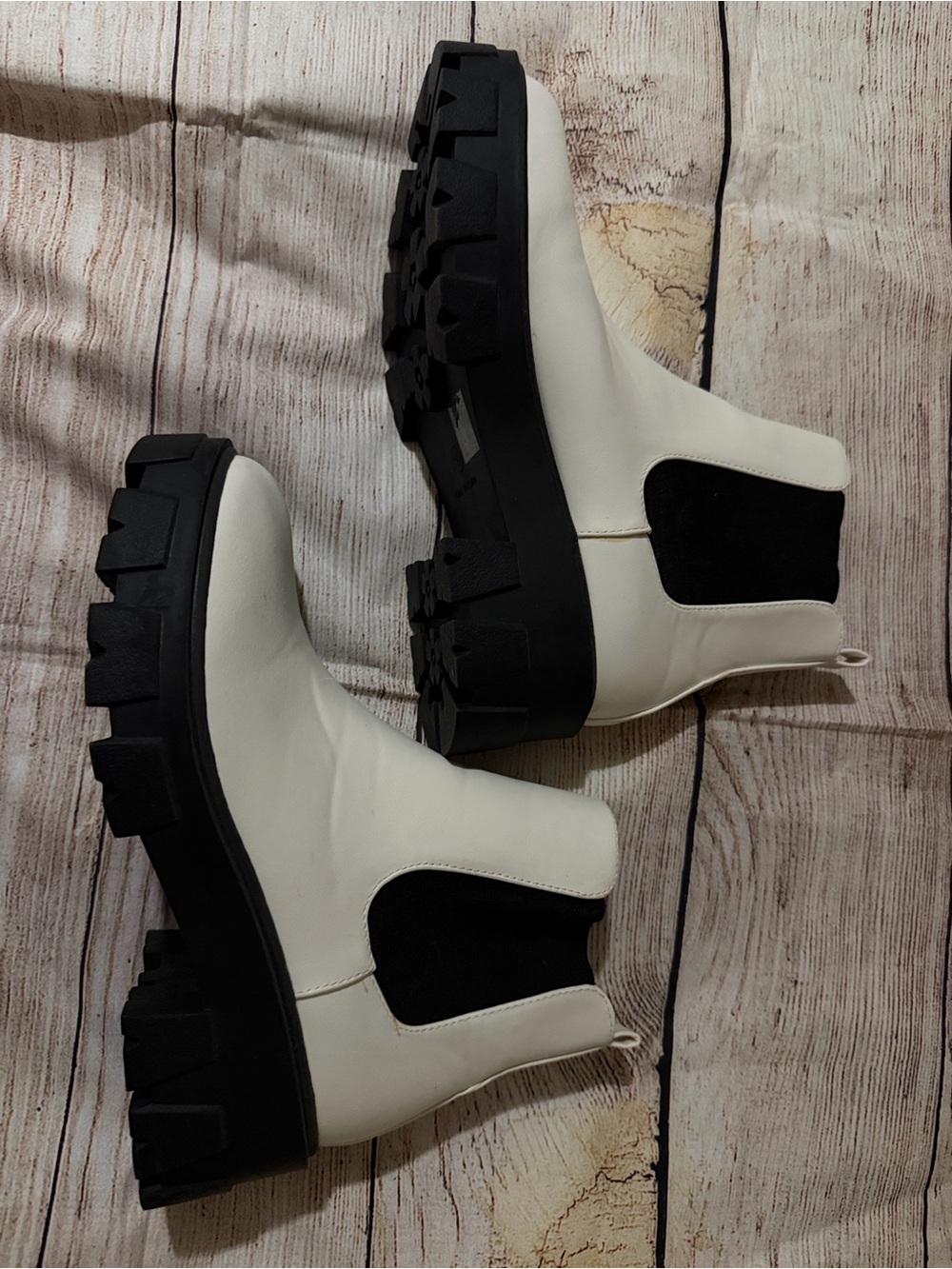 Nasty Gal 6.5 Women’s Chunky Chelsea Boots in White and Black